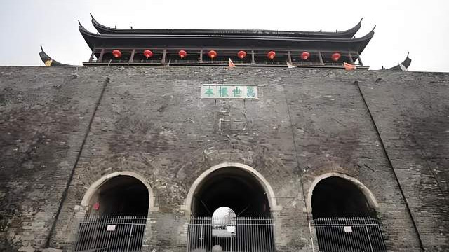 600年台基VS1年修缮 安徽凤阳明鼓楼部分瓦片垮塌