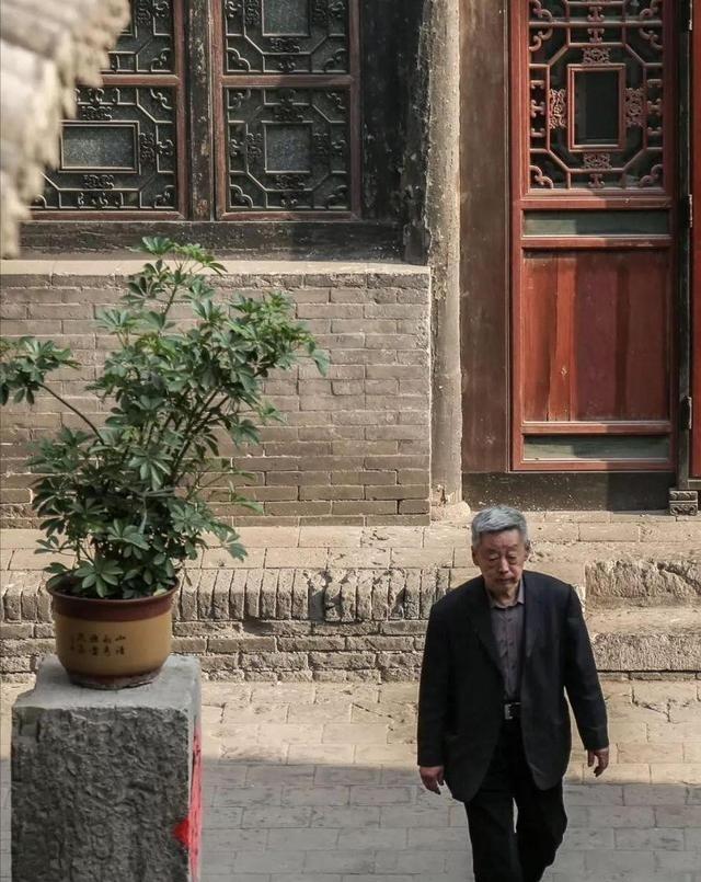 耿保国1949年出生在山西平遥古城，从小接触漆器制作。祖父和父亲都是手艺人，他跟