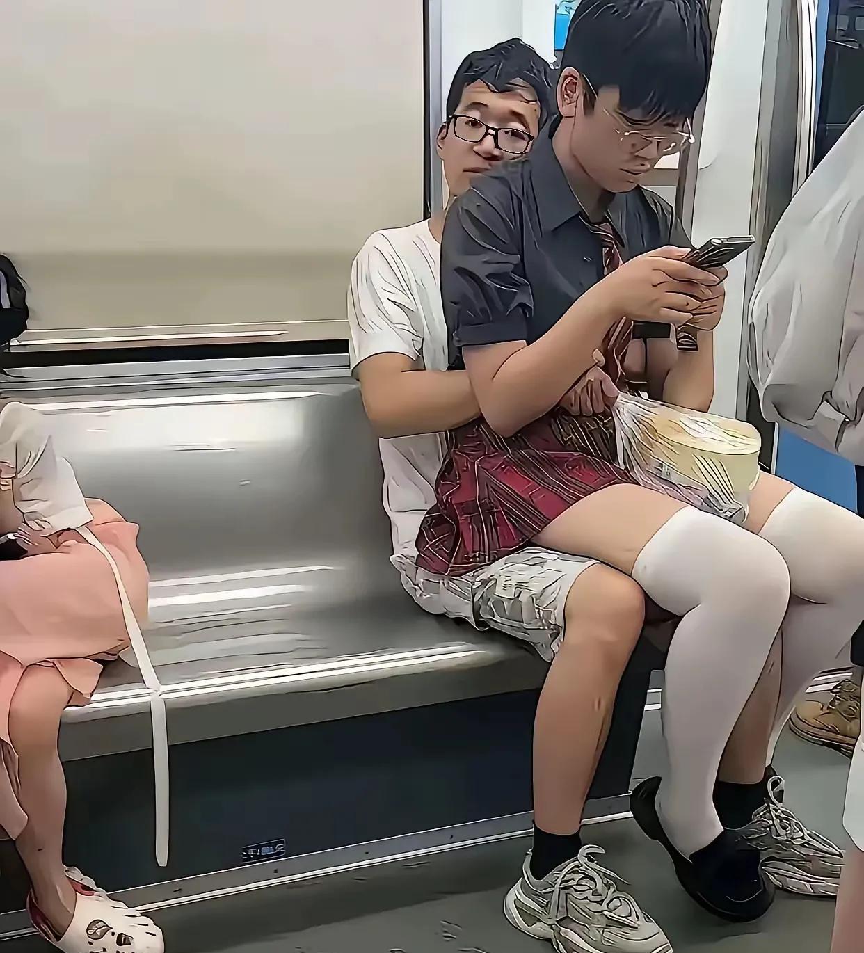 地铁上看见的
现在的人心里很强大不在乎外人的眼光
到是我们看得人还觉的不好意思[