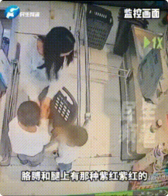 母亲带着七岁儿子去超市购物，母亲忙着结账，儿子跑到无人的收银台，把手伸进收银口后