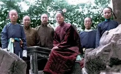 清朝最后一个皇太后——隆裕太后被“废”后的平民照，身边的是五个太监。1913年，