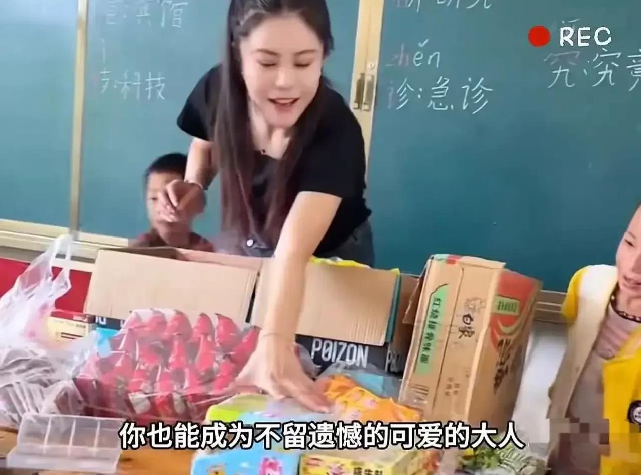 看哭了！支教老师用自己的工资请全班学生吃炸鸡，其中一个女孩问老师能不能带回家？而