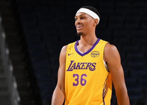 CBA名宿大战！首节贝兹利4中3拿8分3板2帽 洛夫顿1中0仅1助攻

7月18