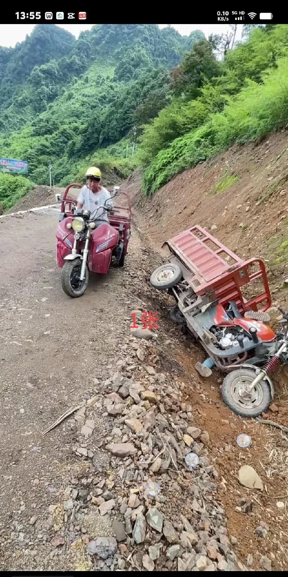 男子骑三轮车时不小心翻倒在路沟里，被三轮车压住后难以起身，路人用智慧将其解救。