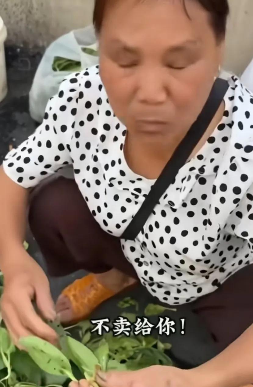 “日本人”买菜，阿姨不卖，最后300元买了土豆，阿姨叮嘱他回家泡水等发了芽再吃