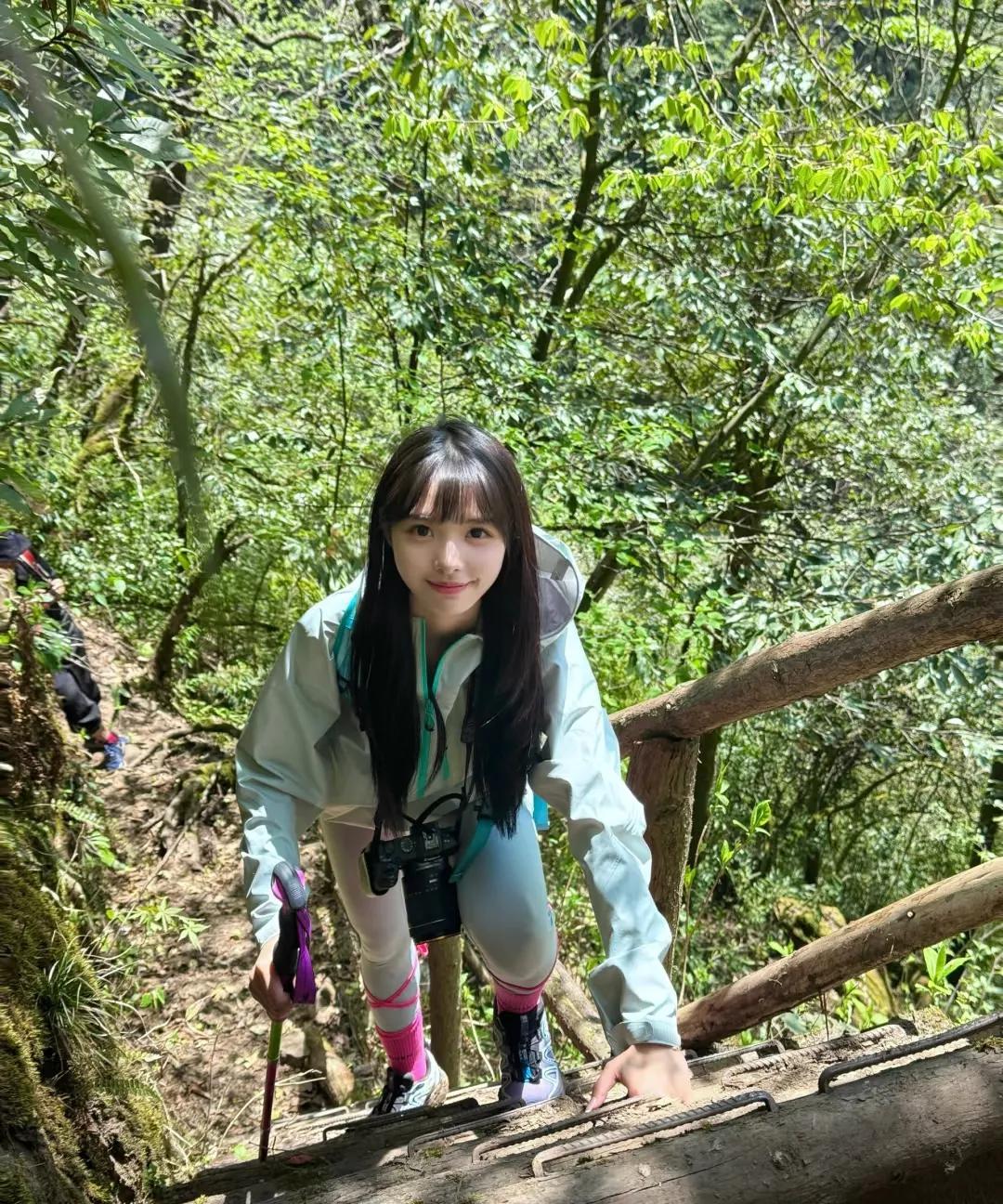 《爬山》
靚妹今天去爬山，
想让男友把手牵。
一起爬山多浪漫，
………？
拋砖引