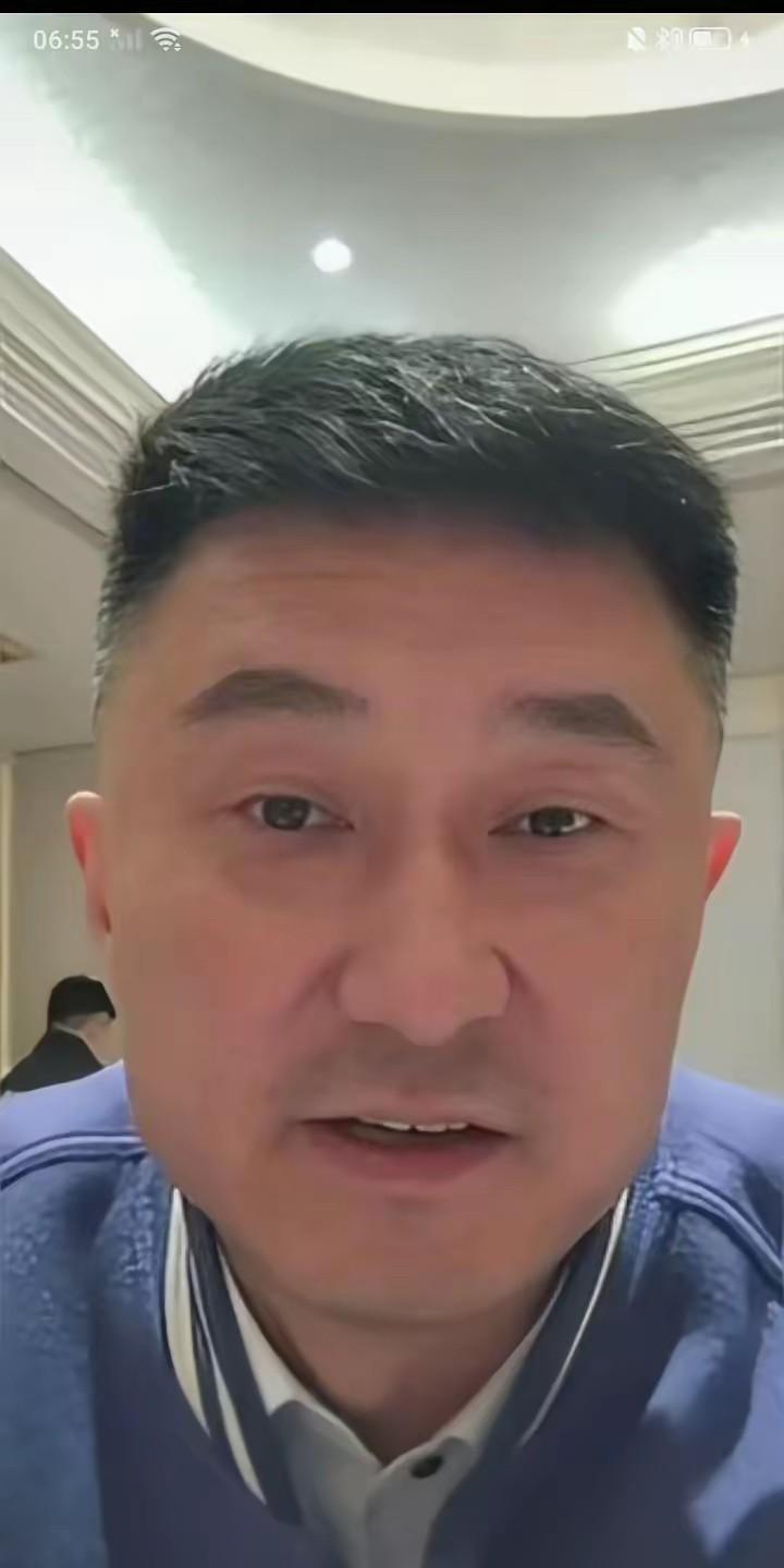 杜峰罕见的开直播主动辟谣下课传闻。昨晚杜峰在直播中说，我和大家分享一下我工作之余
