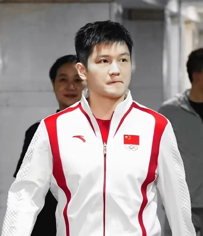 王楚钦大赛还要磨练，现在国乒男队青黄不接，以前三巨大风光无限。
说真的，以前三大