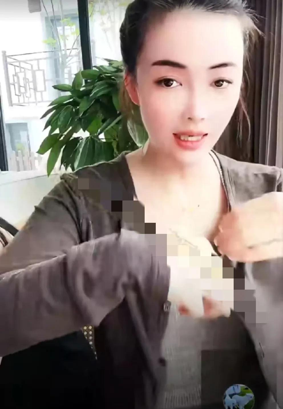 女友低胸出镜，仙洋吃醋提醒！
          陆倩直播时，仙洋连麦嫌她穿低胸
