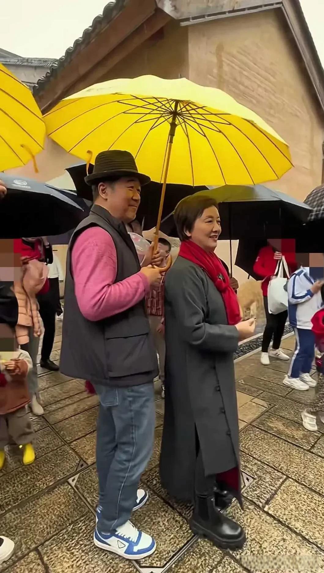 邓婕和张国立结婚多年，真是恩爱，邓婕和张国立相差两岁，作为张国立的第二任妻子，也