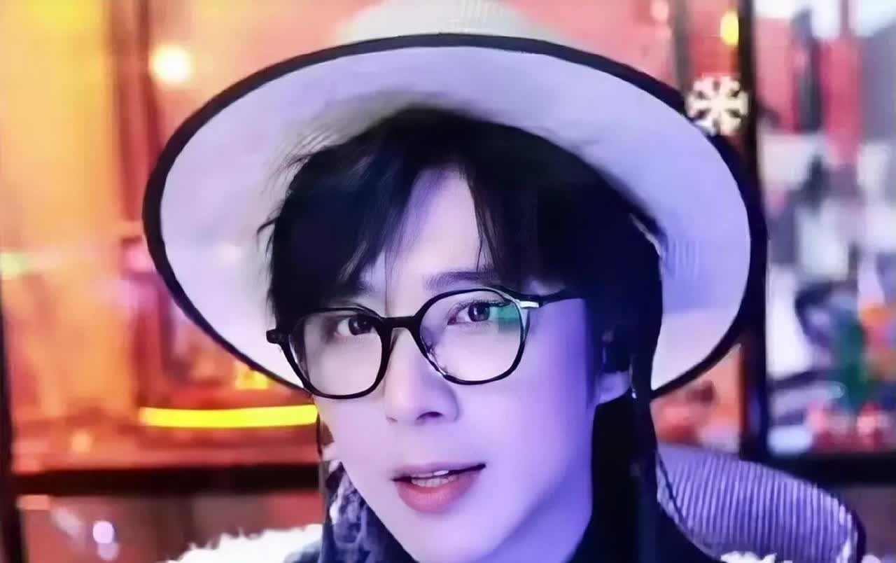 刘宇宁你太开诚布公了 明明说艺人最怕回答这种尖锐问题，你也毫无遮掩。
被问及是