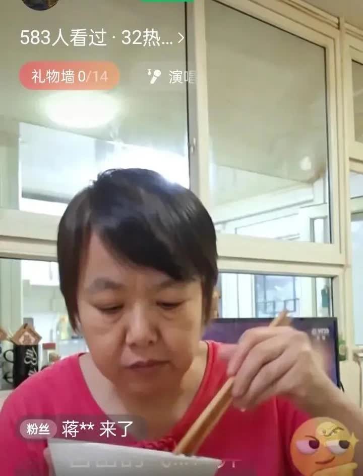 有网友告诉老酒鬼，杨少华走了，老酒鬼却一脸不在乎的表情说：走就走呗，跟我有啥关系