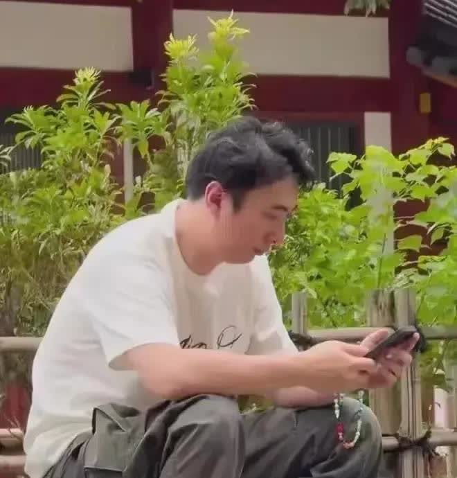撕葱如今对黄一鸣的态度，实则挺简单！
大致就一种态度，随你咋闹都行，不管是在网