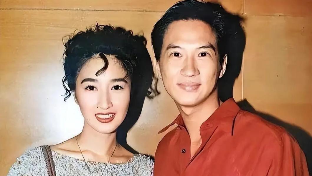 60岁关咏荷近照曝光，与老公张家辉吃饭被偶遇，素颜出镜状态很好