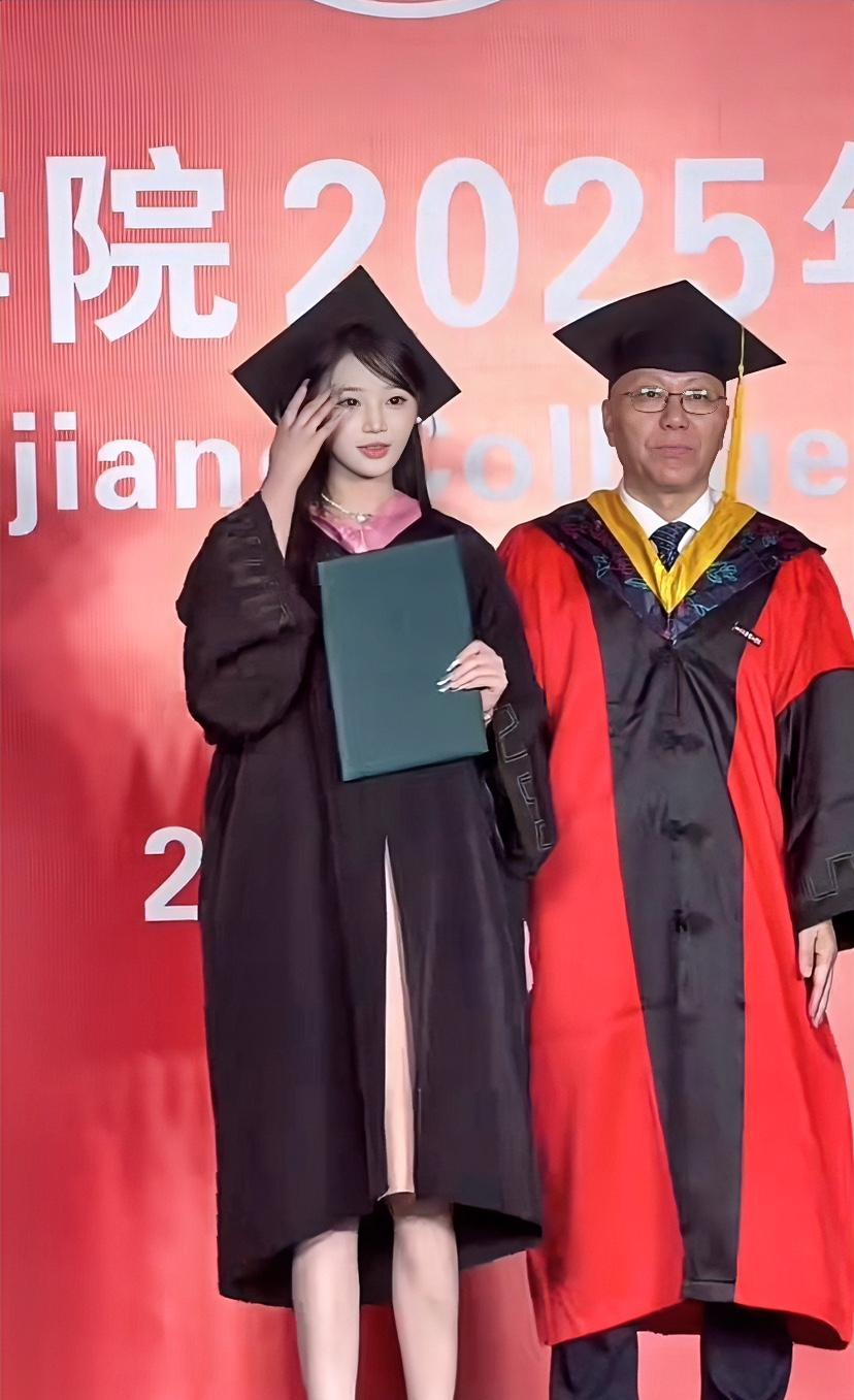 导师表情这么严肃，是舍不得她毕业吗？