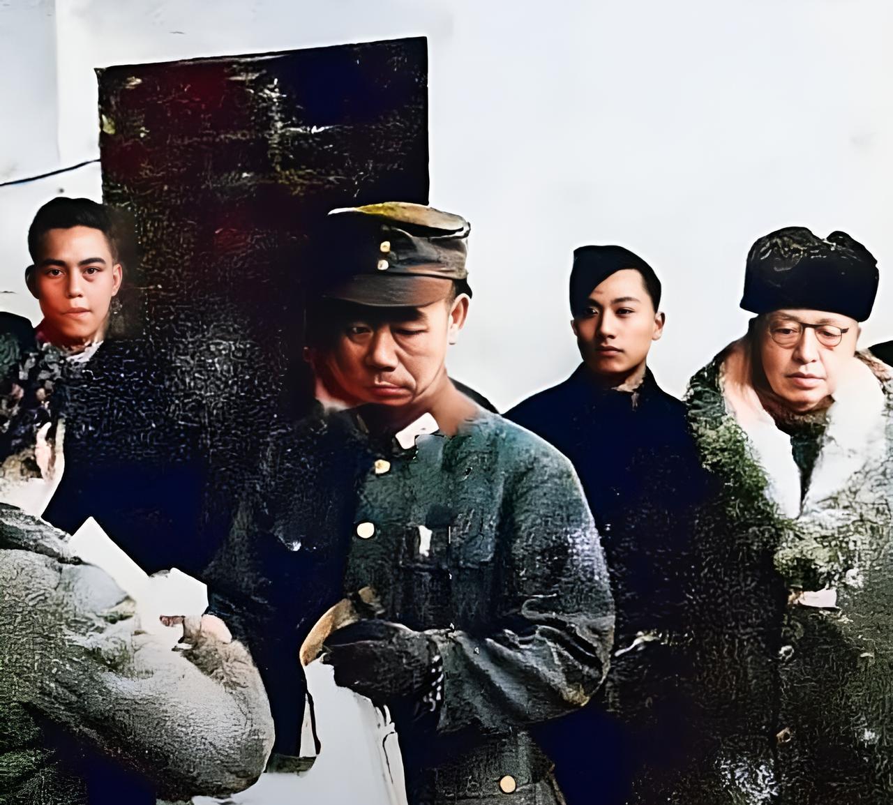 这是一张并不清晰的照片，但还是能一眼辨认外出照相中穿军装的将领正是吴石将军。这是