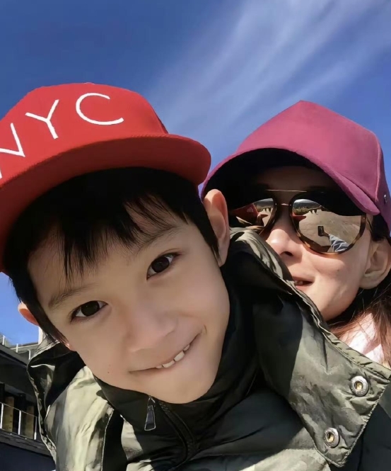 胡静儿子的颜值简直太惊艳了！那帅气模样完美遗传了父母的好基因，浓眉大眼，搭配高挺