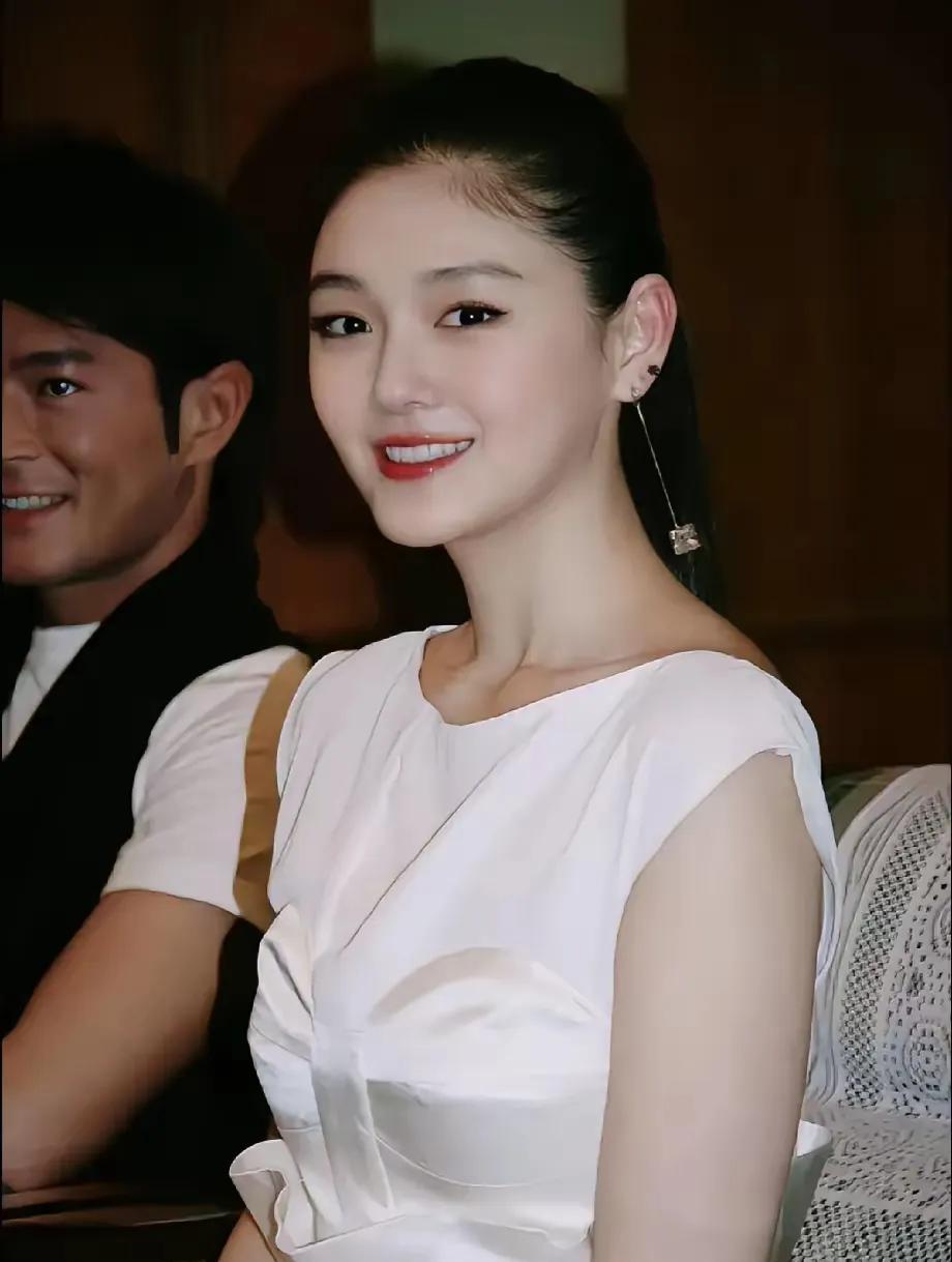 大S给了汪小菲几个亿。汪小菲才给大S买房保姆司机。
如果哪个女人给我几个亿，我也