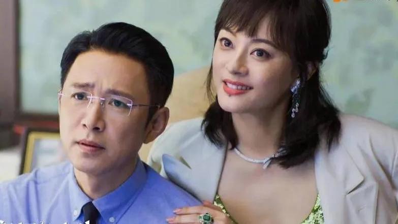 18年婚姻喂了狗！原配落水时，教授老公竟搂着小三跑路！