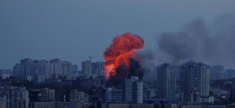 天哪！基辅上空火光冲天，爆炸声此起彼伏，俄罗斯真的怒了，一场史无前例的空袭让乌克