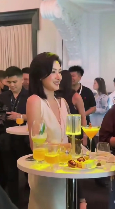 万茜  万态迷人
万茜，四十三岁，影视演员。演戏很多，得大奖不多，喜欢她的观众一