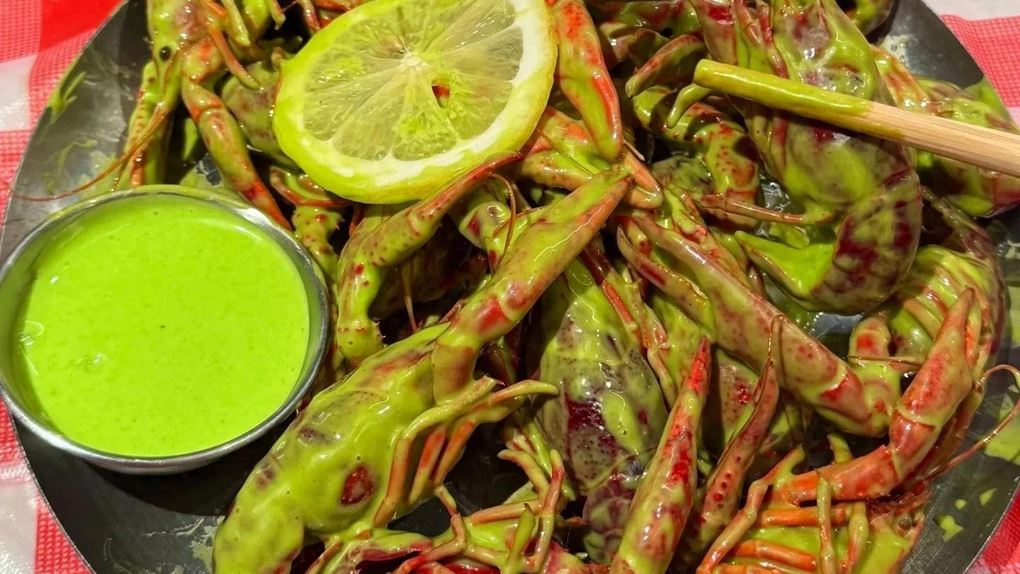 秘制芥末酱料配上鲜嫩龙虾肉，每一口都是惊喜连连！