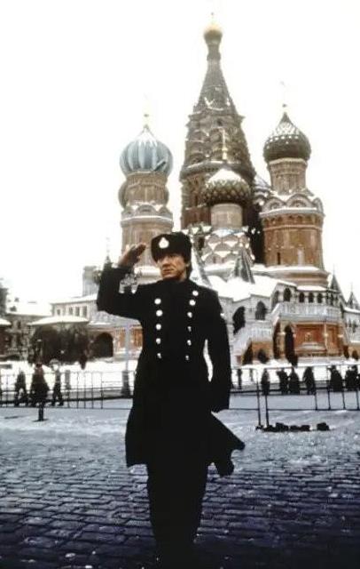 1996年，成龙《警察故事4之简单任务》（国际片名《First Strike》）