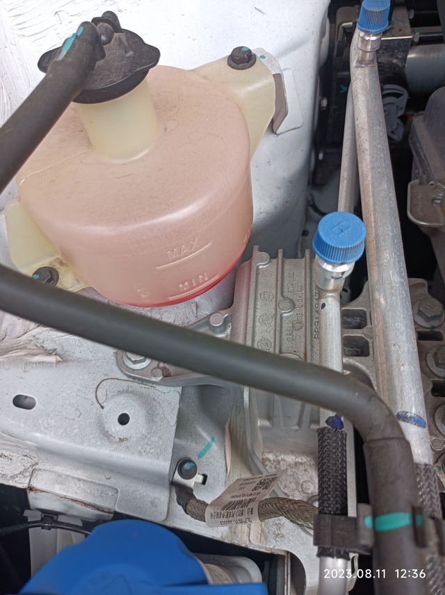 期待帝豪半年这个管子裂开了这个状态正常
萌新请教大家！谢谢啊
这个冷却液还能继续