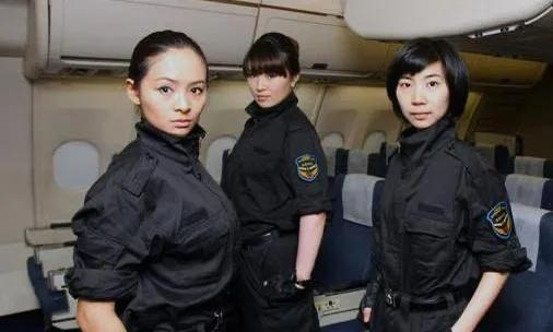 我国民航客机中的安全员通常不配备枪支。我国对枪械的管理非常严格，且考虑到飞机上使