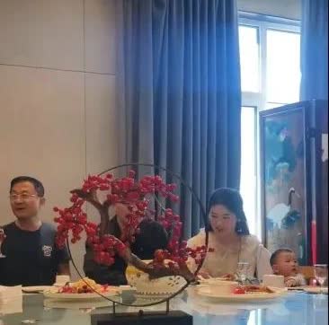 4月15日，大衣哥朱之文的小孙子过一周岁生日，宴请宾客吃饭，摆一大桌酒席，小萌娃