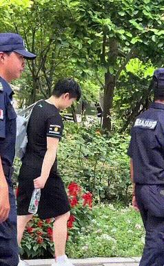 体总给莎莎安排的安保越来越多了[捂脸][捂脸][捂脸]，从第一天没有安保，到第二