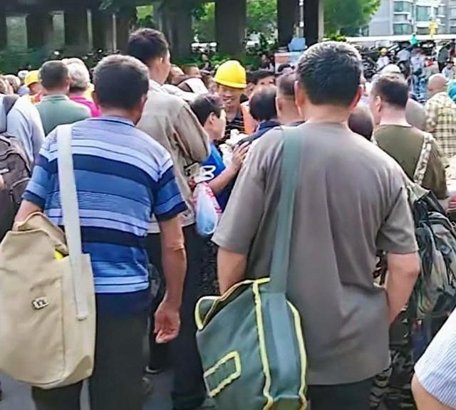劳务市场的清晨纪实
8月5日凌晨五点多的山东济南劳务市场，高架桥挤满了农民工兄弟
