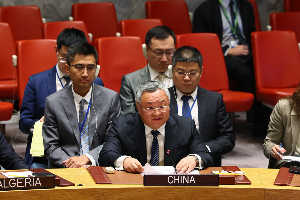 纽约时报今天发文说：“中国说，美国在与伊朗政府谈判期间，
打击伊朗核设施的举动，