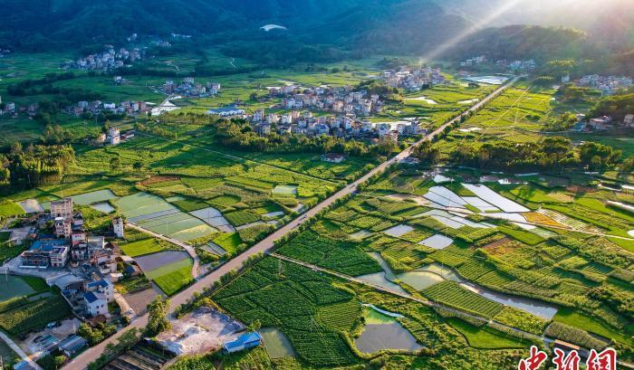 近日，广西梧州蒙山县西河镇古排村，河流与青山秀水、道路、村舍、大棚产业，共同汇聚