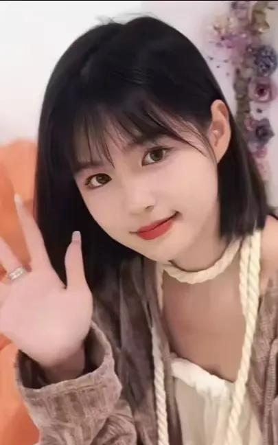 杨伊璐，艺名杨咩咩，2001年生于江西抚州 ，是中国内地短剧女演员和短视频创作者