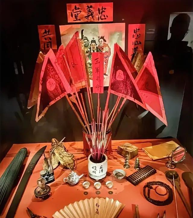 天地会忠义堂，桌子上有扇子、剪刀、雨伞，到底代表什么？现在天地会估计早就解散了。