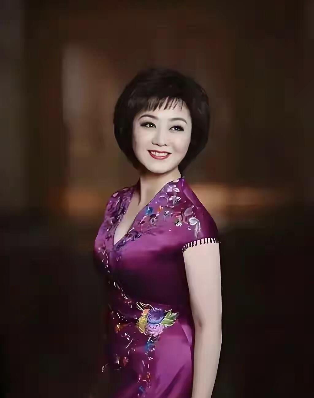 一直都知道她漂亮，没想到她的身材也这么好，50多岁了仍旧凹凸有致，风韵迷人。
被