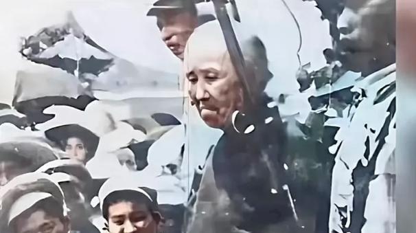 1950年，“双枪老太婆”赵洪文国被押赴刑场时拍下的照片，当时赵洪文国已经68岁