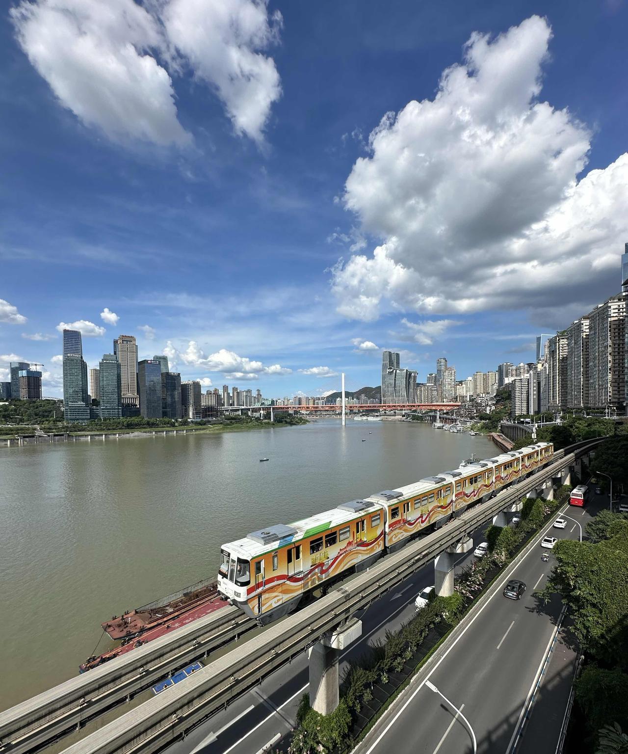 不得不说，重庆轻轨2号线的黄花园地铁站，确实是一个拍照打卡的好地方！7月25日下