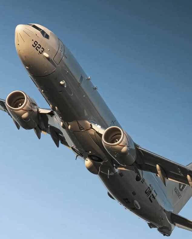 P-8A海上反潜巡逻机改装自波音B-737-800重载型，配备两台高涵道比涡扇发