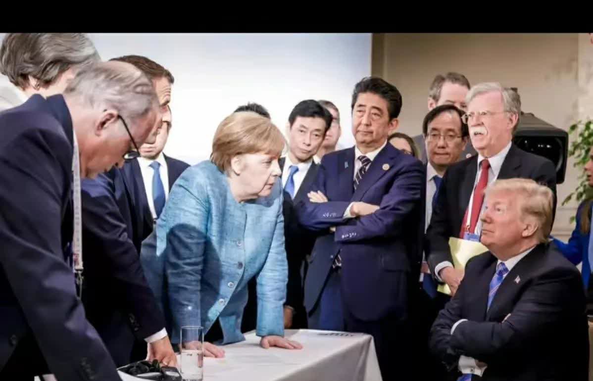 特朗普鸟枪换炮了，越来越拽了。
第1个总统任期里，他像犯了错一样，被一群大首领