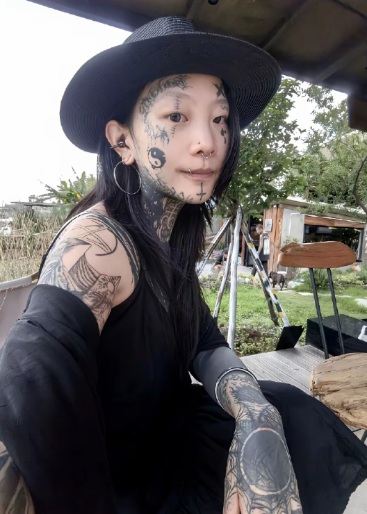纹身刺青不可取，佩服小姐姐的勇气！ ​​​