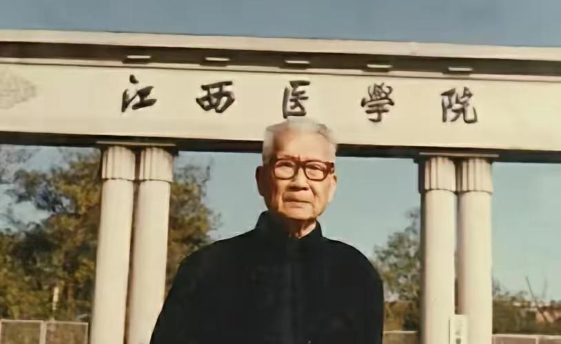 父亲生于上世纪初，素有血性，留学日本九州帝国大学，日籍同学辱华他反击激烈，遭日本