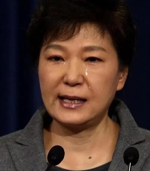 朴谨惠的麻烦马上就来了，这真是求锤得锤，自找的。
韩国新任总统李在明上任的第一天
