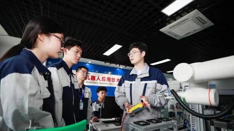 为什么建议大部分大学生都要到技校学习1年，这样就业更容易？