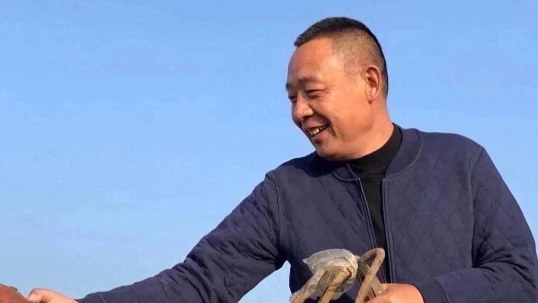 于东来新疆游玩被偶遇，开140万车穿30块T恤，接地气毫无架子