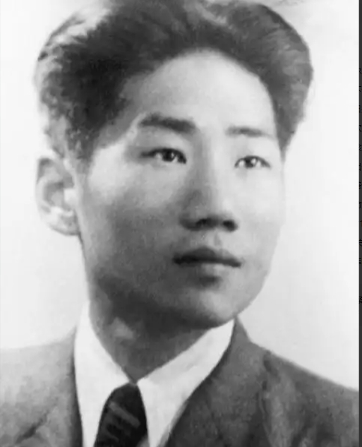 1955年，中央派人前往朝鲜将毛岸英坟墓迁往烈士陵园，可当大家刚开始挖，就突然跑