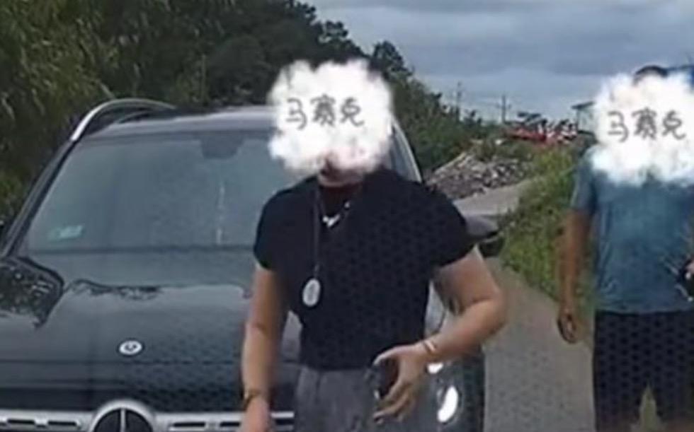 果然这年头手里有证就是好啊，非但可以强迫别人倒车让路，还能逼着对方删除视频并且低