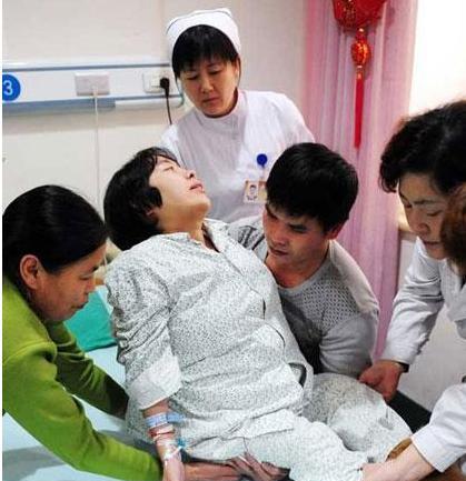 2011年，广西一名男子，不顾家人劝阻，执意迎娶瘫痪女友，新婚前夜，他的岳母支开