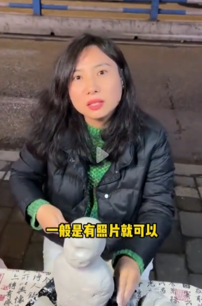 泪目！女子靠摆地摊资助贫困山区男孩10年，现在男孩学业有成有了不错的工作，多方努